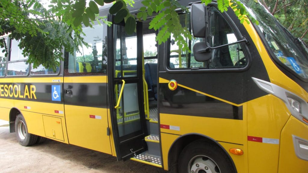 Prefeitura de Chácara  Dois ônibus escolares zero quilômetro foram  adquiridos