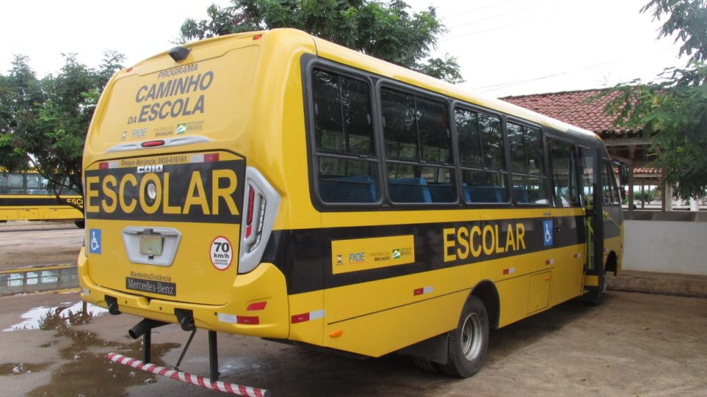 Prefeitura de Chácara  Dois ônibus escolares zero quilômetro foram  adquiridos